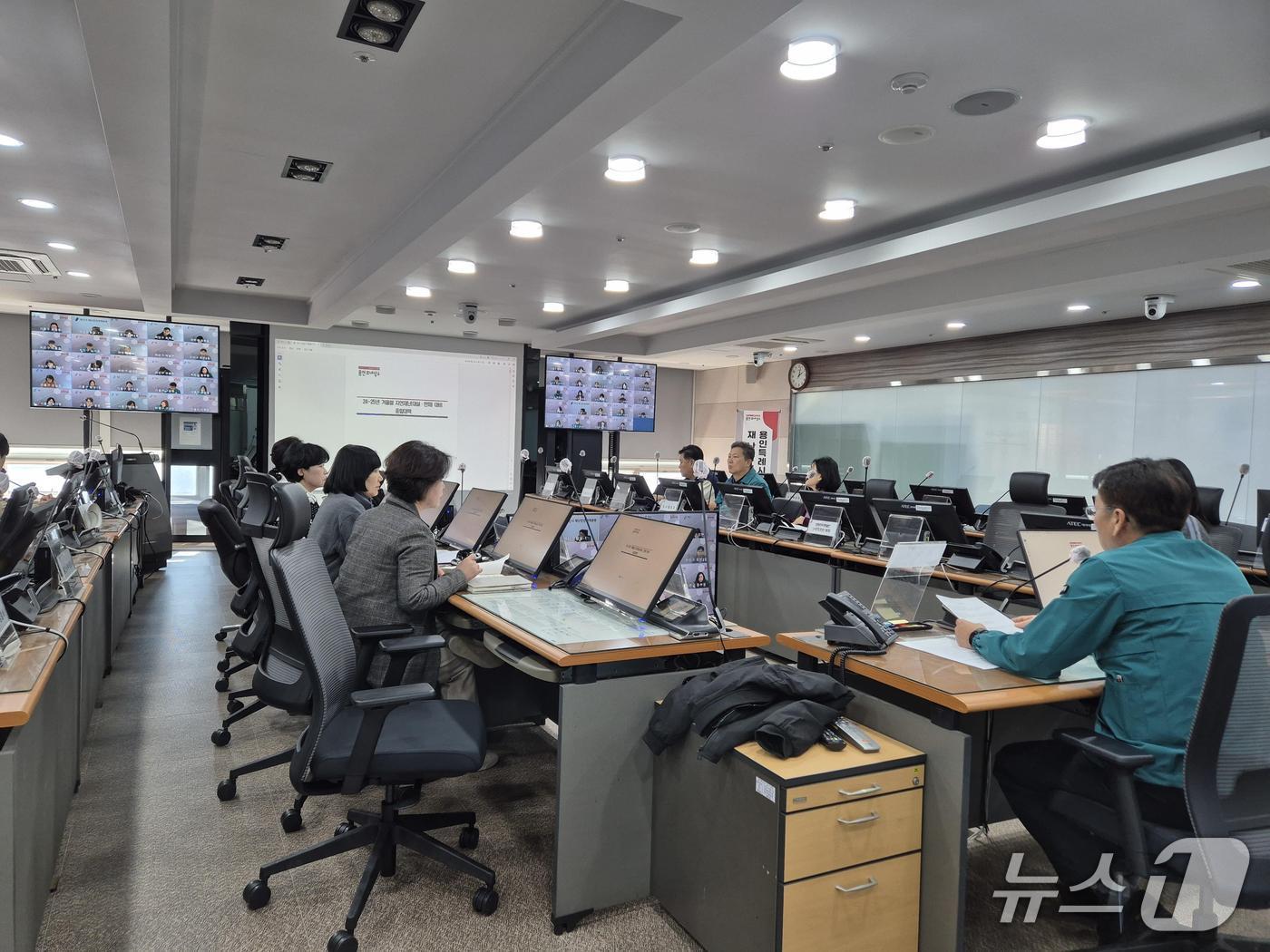 본문 이미지 - 용인시 관계자들이 한파 대비 회의를 하고 있는 모습.(용인시 제공)
