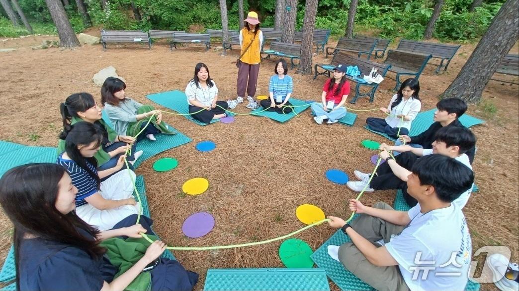 본문 이미지 - 경기 안양시가 저연차 공무원의 적응을 돕기 위한 교육 프로그램 ‘숲에서 나를 만나다’를 10~11일 서울대 관악수목원&#40;만안구 안양동&#41;에서 진행 중이다.&#40;안양시 제공. 재판매 및 DB금지&#41;/뉴스1