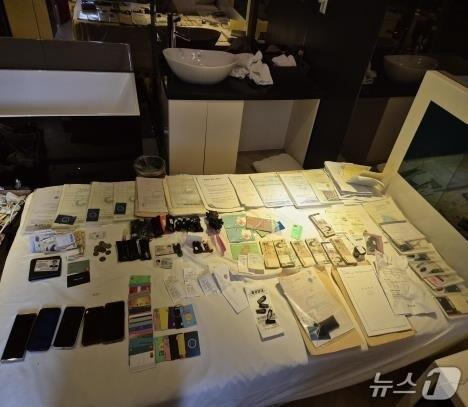 본문 이미지 - 조직원 은신처에서 압수한 사업자등록증, 통장, 휴대전화 등(서울 용산경찰서 제공)