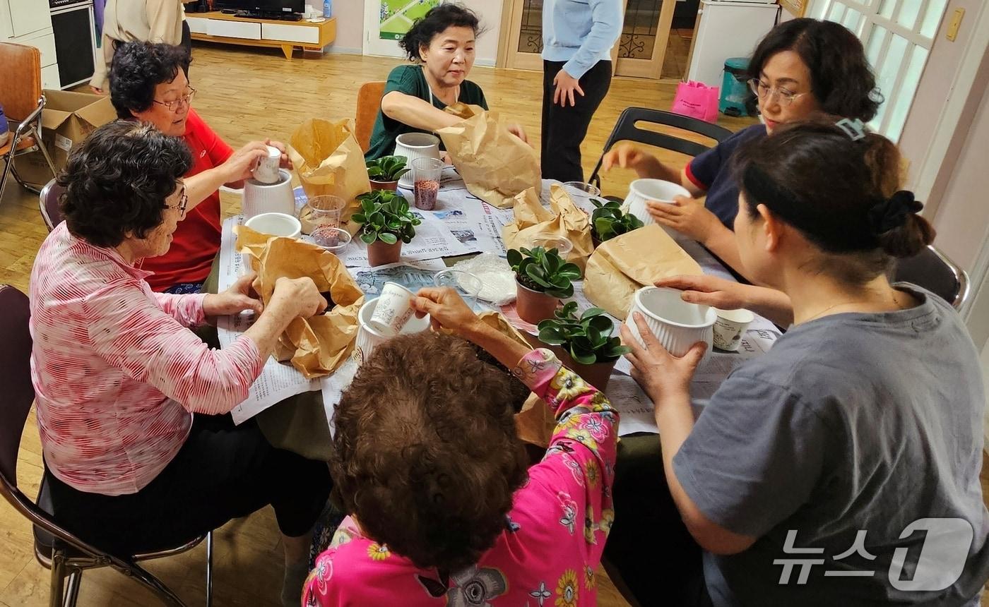 충북 괴산군보건소는 &#39;스마트 고령 친화마을&#39; 사업을 청천면 지촌리에서 운영한다.&#40;괴산군 제공, 재판매 및 DB금지&#41;/뉴스1