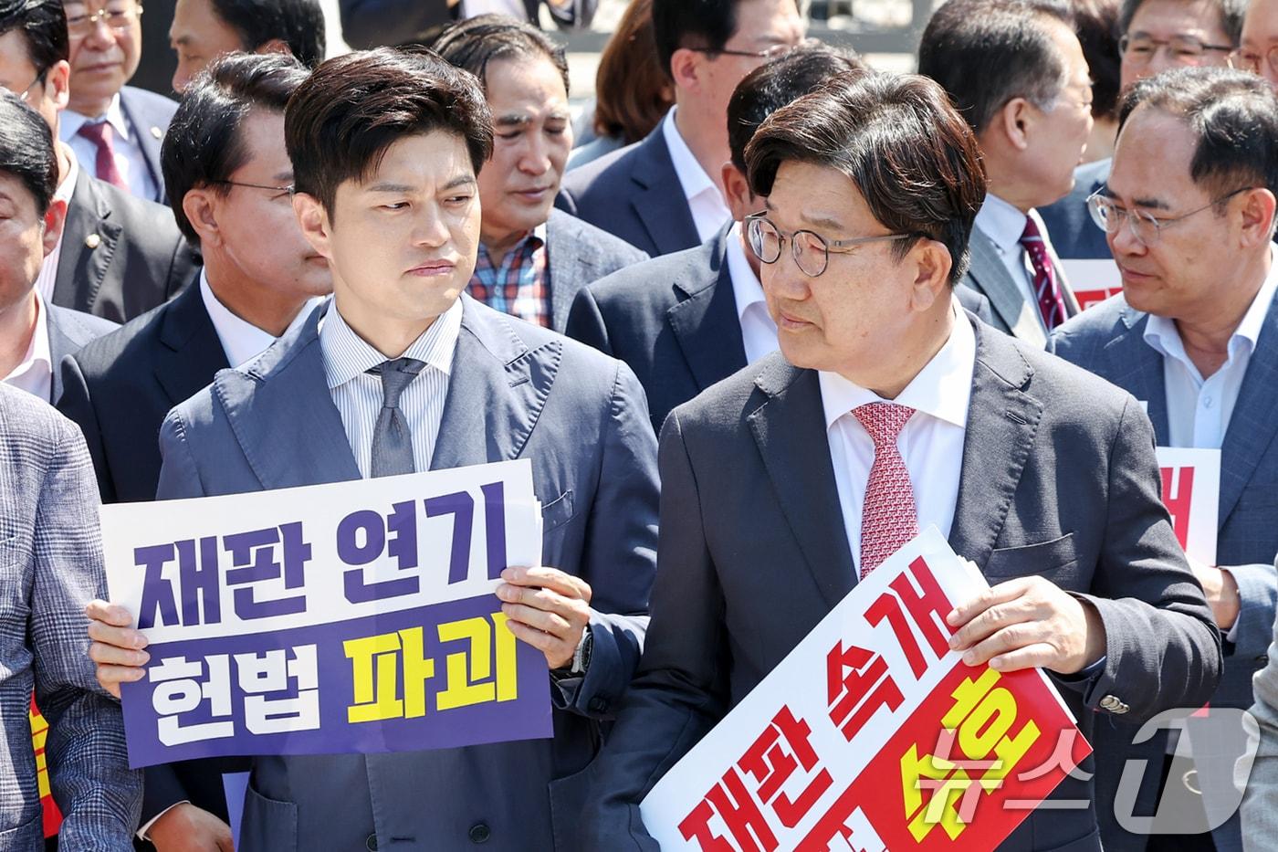 김용태 국민의힘 비상대책위원장&#40;왼쪽&#41;과 권성동 원내대표가 11일 오전 서울 서초구 서울중앙지방법원 앞에서 열린 &#39;헌법 파괴 저지를 위한 현장 의원총회&#39;에 참석해 나란히 서 있다. 2025.6.11/뉴스1 ⓒ News1 민경석 기자