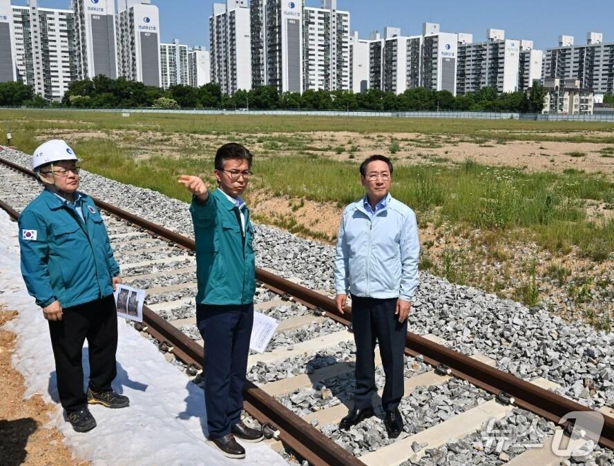 본문 이미지 - 유정복 인천시장이 11일 부평동~장고개간 도로개설공사(3-2공구) 현장에서 현황보고를 받고 있다.(인천시 제공. 재판매 및 DB금지) / 뉴스1