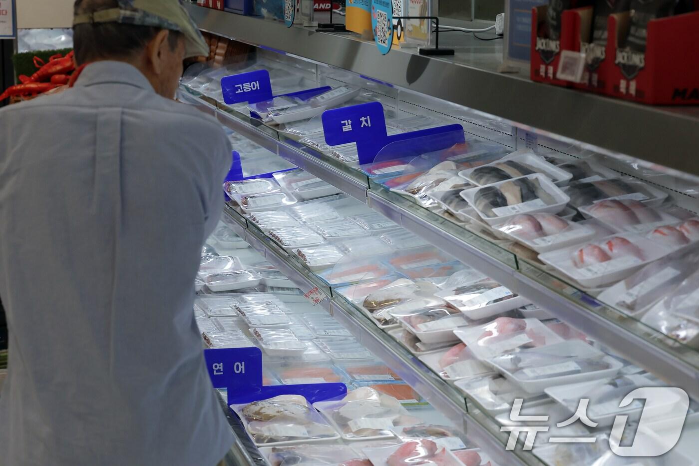 서울 시내 대형마트를 찾은 고객들이 수산물을 고르고 있다. 뉴스1 ⓒ News1 박정호 기자