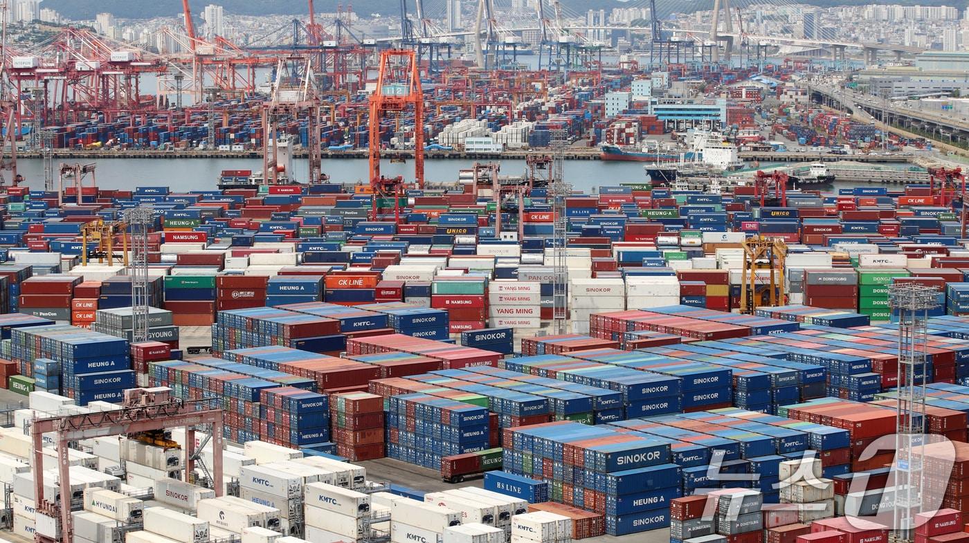  부산항 신선대부두와 감만부두 야적장 ⓒ News1 윤일지 기자