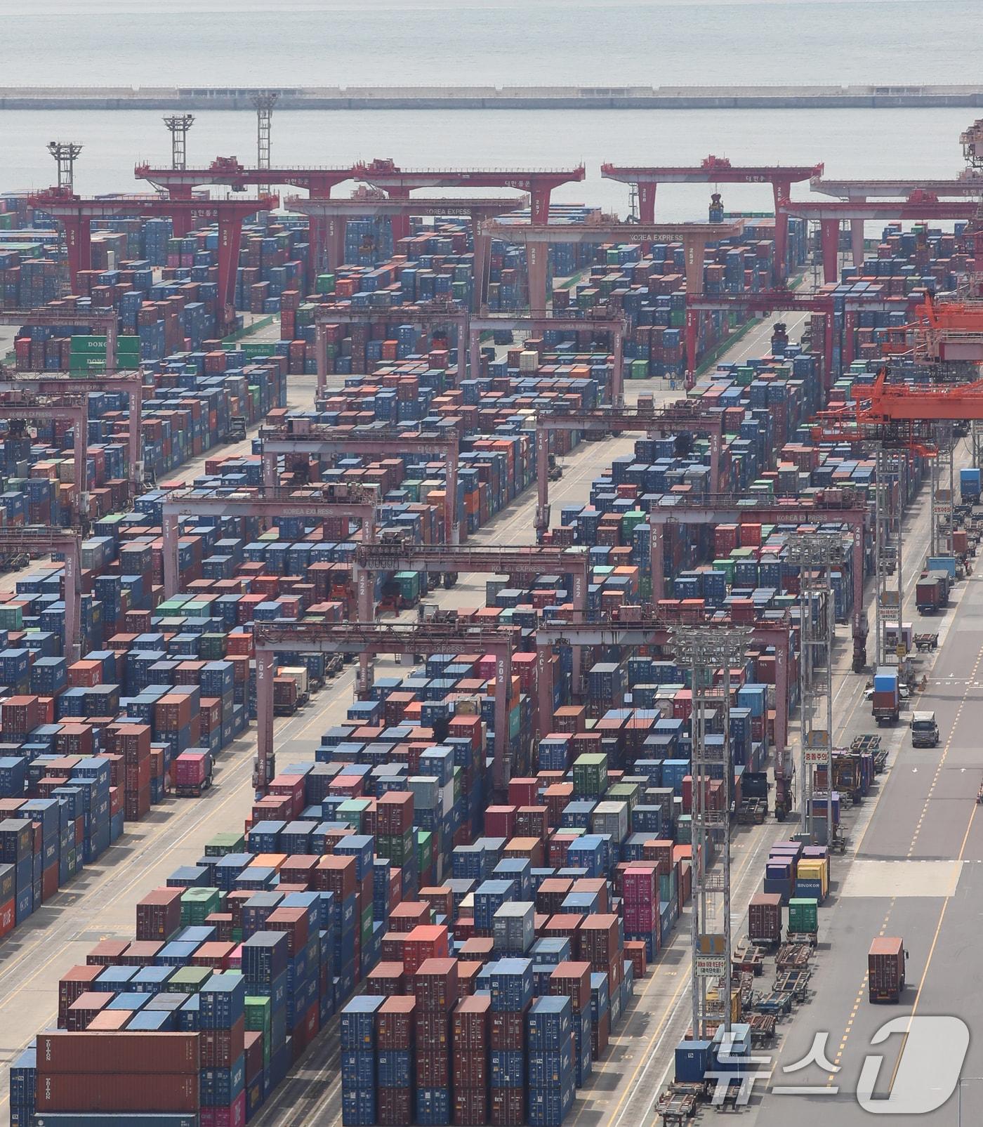 본문 이미지 - 부산항 신선대부두 야적장에 컨테이너가 가득 쌓여 있다. 2025.6.11/뉴스1 ⓒ News1 윤일지 기자