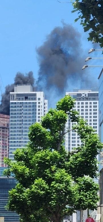 본문 이미지 - 11일 낮 12시18분쯤 대구 북구 칠성동 대구역 인근의 아파트 신축 공사장에서 불이 나 검은 연기가 치솟고 있다.(독자 제공)