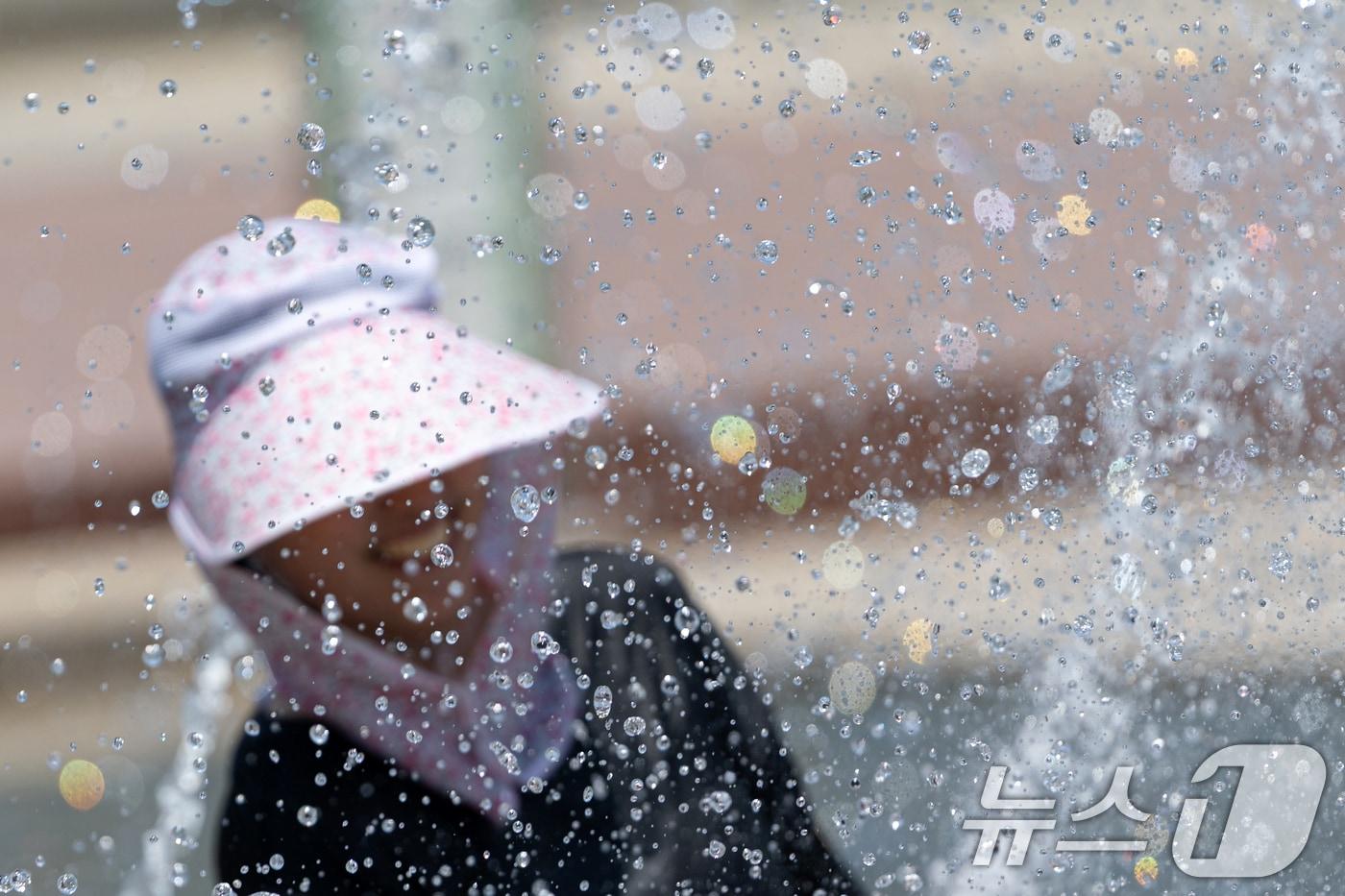 서울 여의도 한강공원 물빛광장 분수대를 찾은 시민들이 더위를 식히고 있다. 2025.6.11/뉴스1 ⓒ News1 이승배 기자