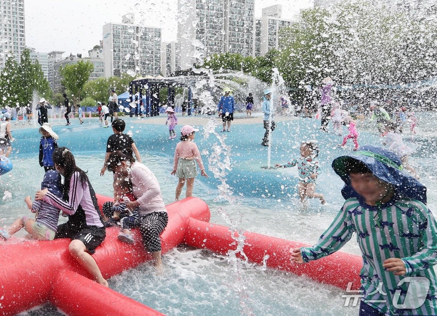 본문 이미지 - 중앙공원 물놀이장에서 아이들이 물놀이를 즐기고 있다.&#40;부천시 제공. 재판매 및 DB금지&#41; / 뉴스1