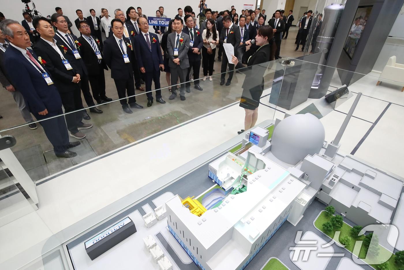 지난 6월 대구 북구 엑스코(EXCO)에서 개막한 '2025 대한민국 전기산업 엑스포'를 찾은 내빈들이 한국수력원자력 부스에 전시된 1000㎿(메가와트)급 한국형 원전 APR1000 발전소의 핵심 구조를 표현한 모형을 살펴보며 관계자 설명을 듣고 있다. 2025.6.11/뉴스1 ⓒ News1 공정식 기자
