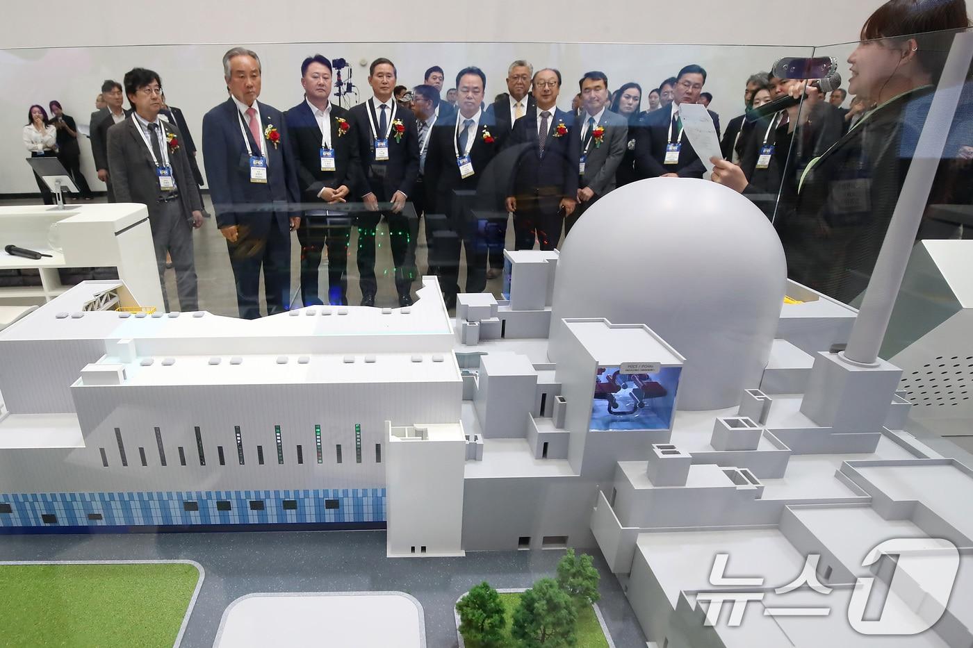 11일 대구 북구 엑스코&#40;EXCO&#41;에서 개막한 &#39;2025 대한민국 전기산업 엑스포&#39;를 찾은 내빈들이 한국수력원자력 부스에 전시된 1000㎿&#40;메가와트&#41;급 한국형 원전 APR1000 발전소의 핵심 구조를 표현한 모형을 살펴보며 관계자 설명을 듣고 있다. 2025.6.11/뉴스1 ⓒ News1 공정식 기자