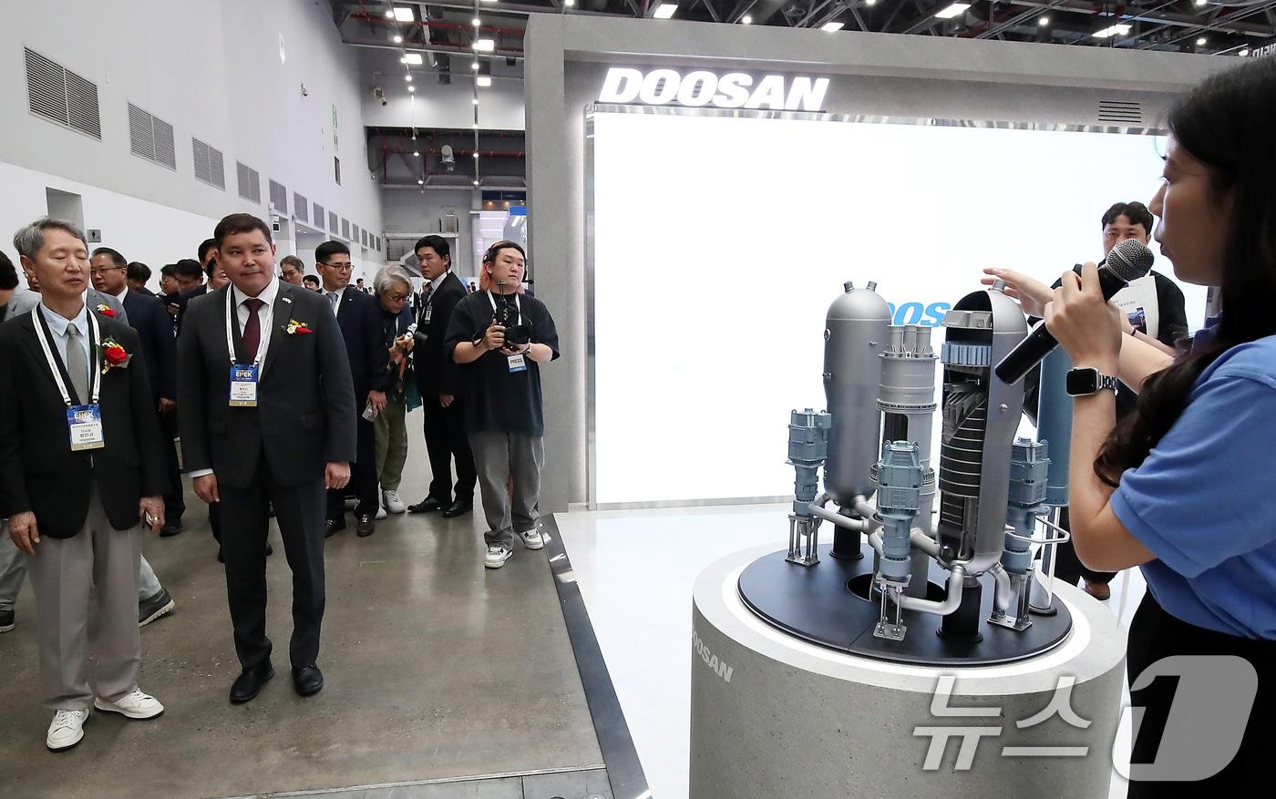 11일 대구 북구 엑스코(EXCO)에서 개막한 '2025 대한민국 전기산업 엑스포'를 찾은 내빈들이 두산에너빌리티 부스에 전시된 원자로냉각재계통(Reactor Coolant System) 모형을 살펴보며 관계자 설명을 듣고 있다. 2025.6.11/뉴스1 ⓒ News1 공정식 기자