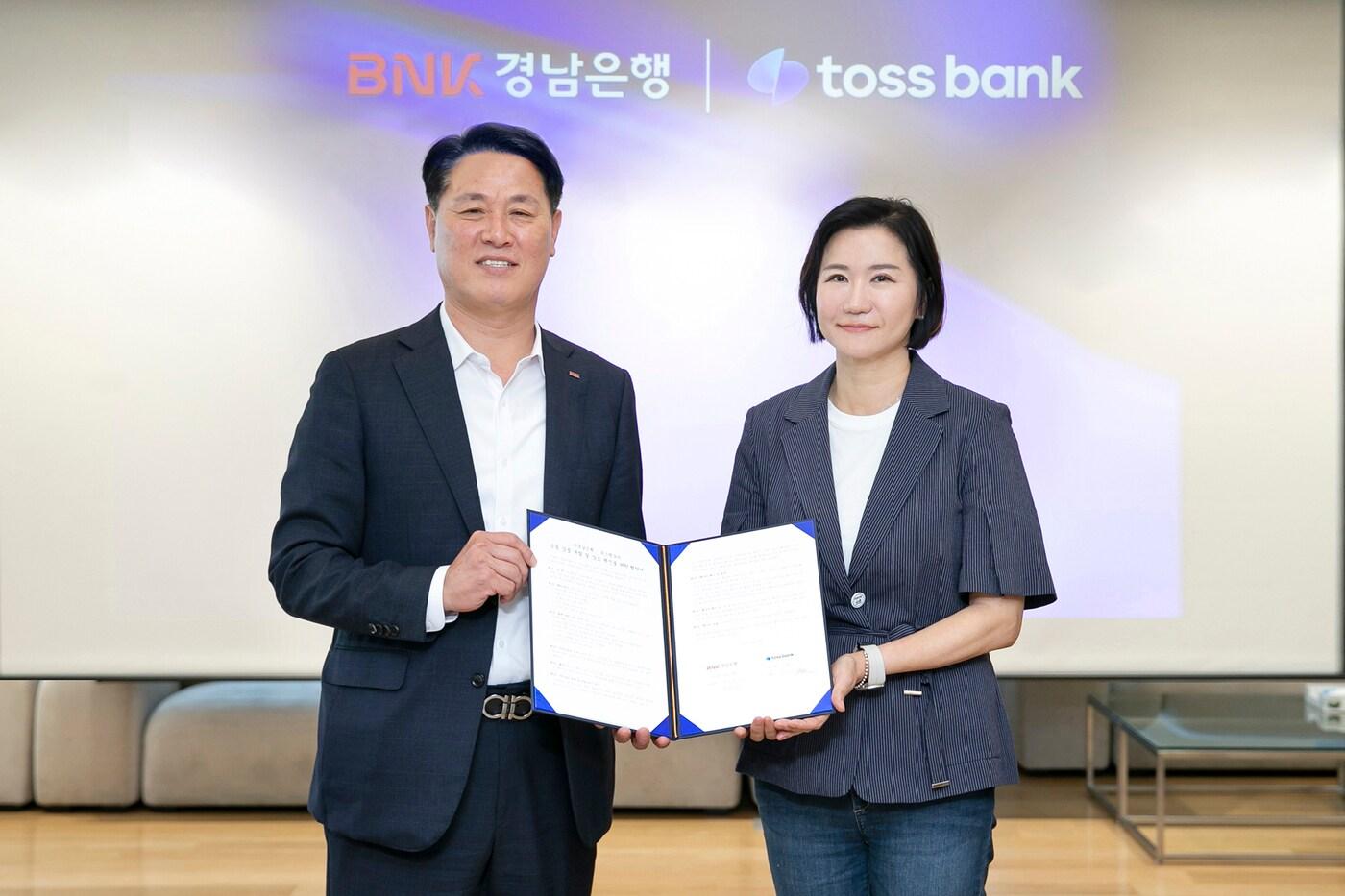 이은미 토스뱅크 은행장과 김태한 BNK경남은행 은행장이 11일 토스뱅크 본사에서 &#39;공동 상품 개발 및 상호 혁신을 위한 전략적 업무협약&#39;을 체결하고 있다.
