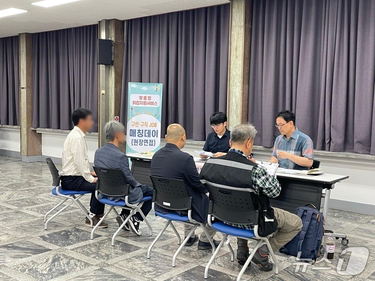 본문 이미지 - 구인·구직 JOB-매칭데이 면접 모습.(중구 제공 ,재판매 및 DB 금지)/뉴스1