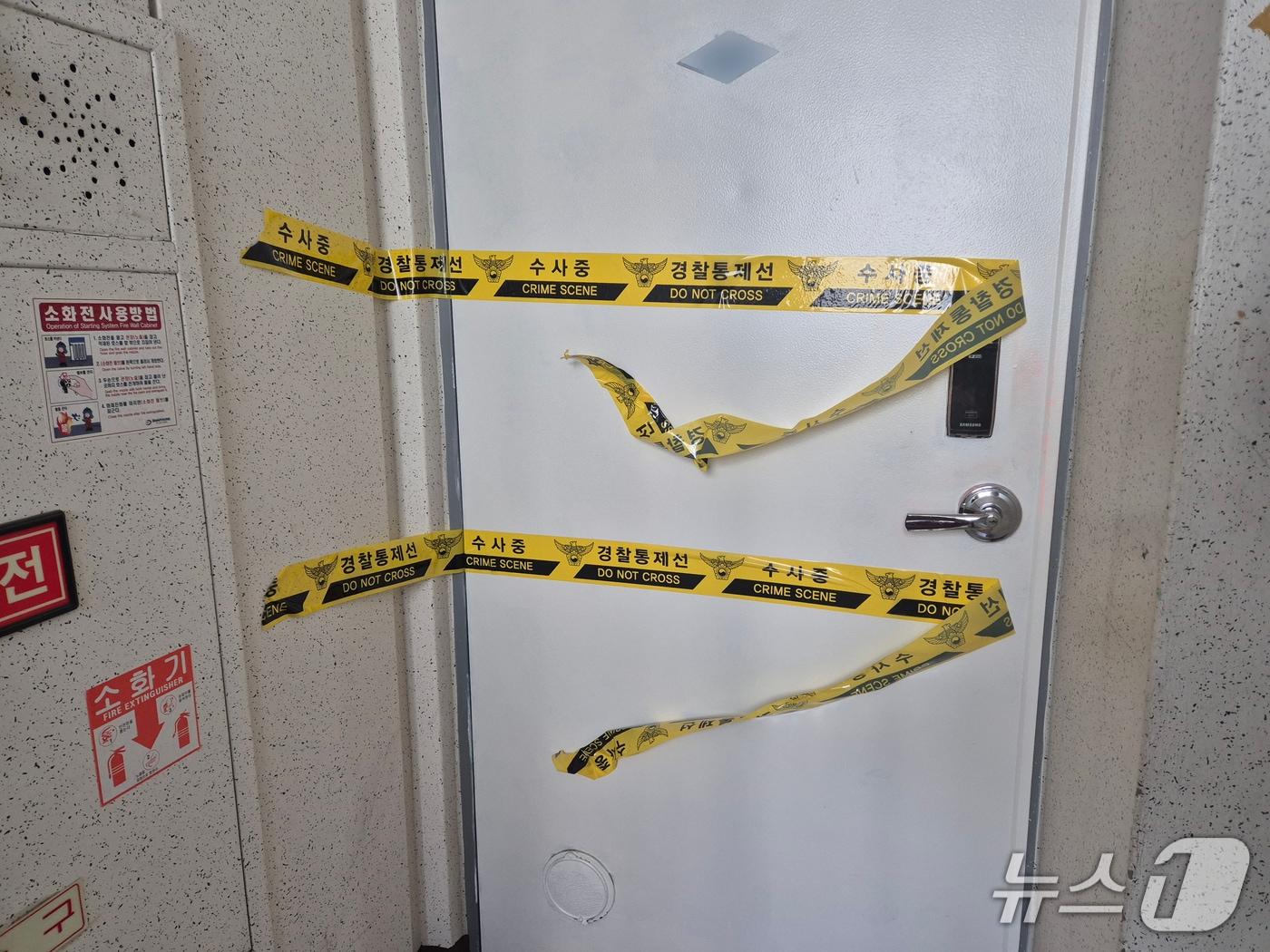 본문 이미지 - 50대 여성이 흉기에 찔려 숨진 대구 달서구의 아파트 입구에 경찰 폴리스라인이 설치됐다.&#40;독자 제공.재판매 및 DB 금지&#41;