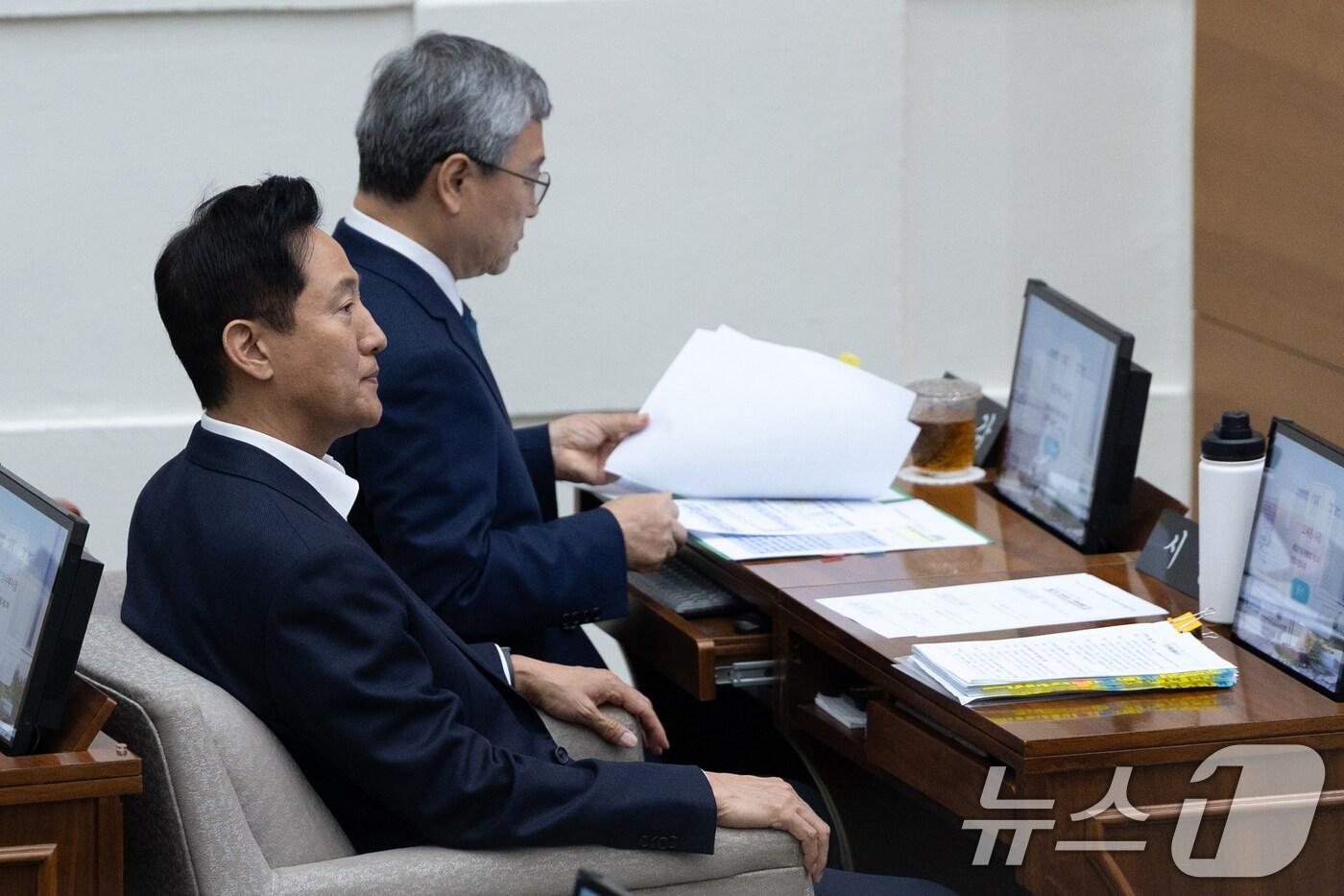 오세훈 서울시장과 정근식 서울시교육감이 11일 오후 서울 중구 서울시의회에서 열린 제331회 정례회 제2차 본회의에 자리하고 있다. 2025.6.11/뉴스1 ⓒ News1 이승배 기자