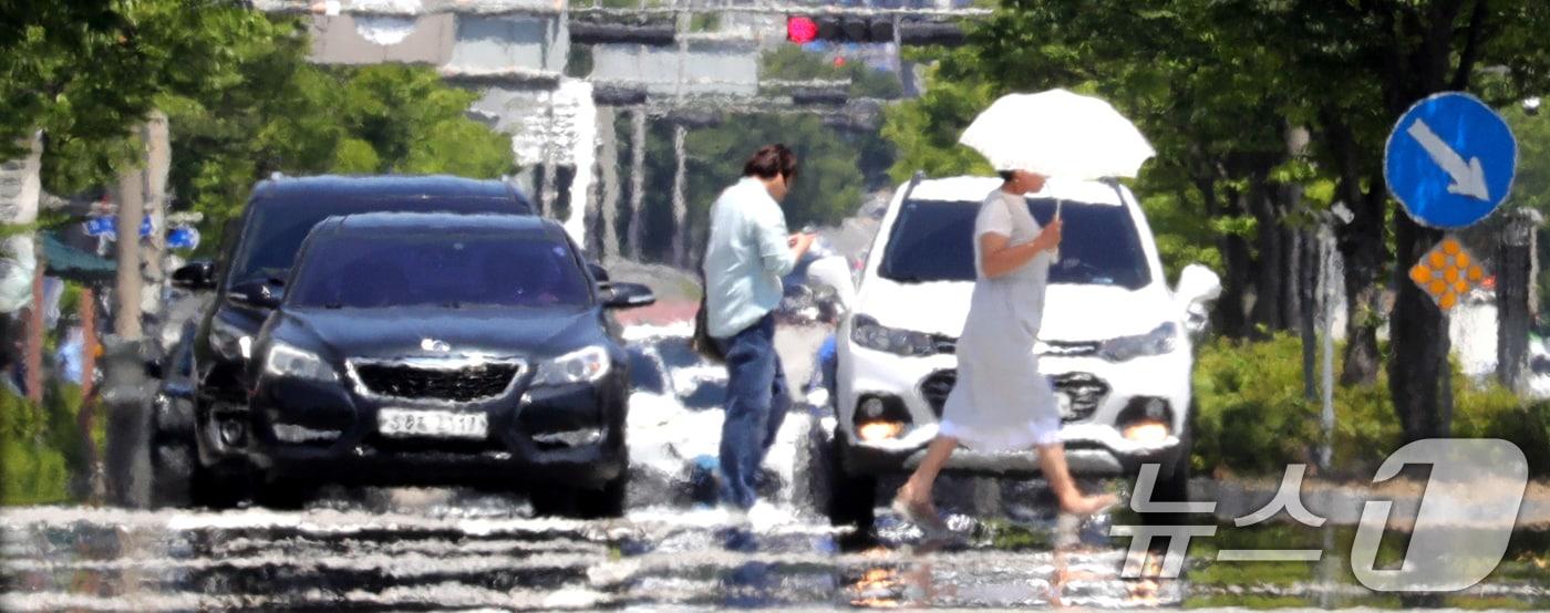전북 전주시 효자로에 아지랑이가 피어오르고 있다. 2025.6.11/뉴스1 ⓒ News1 유경석 기자