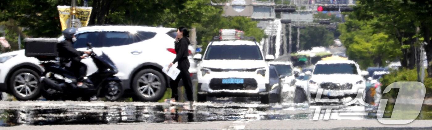 무더운 날씨가 이어진 11일 전북 전주시 효자로에 아지랑이가 피어오르고 있다. 2025.6.11/뉴스1 ⓒ News1 유경석 기자