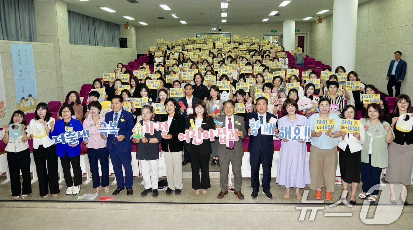강기정 광주시장이 11일 송원대학교 학생회관 대강의실에서 열린 ‘2025년 광주 가정어린이집연합회 보육교직원 역량 강화 교육’에 참석해 &#39;저출생 극복&#39; 퍼포먼스를 하고 있다.&#40;광주시 제공. 재판매 및 DB 금지&#41; 
