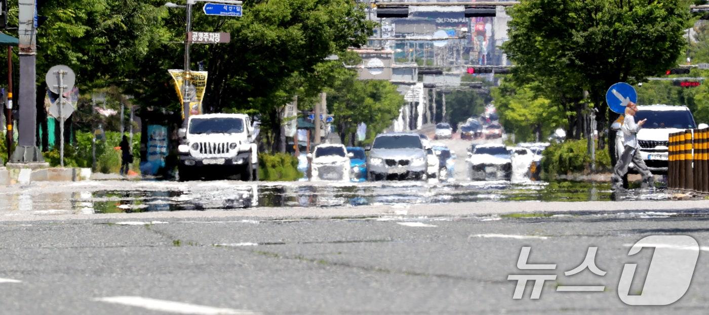 무더운 날씨가 이어진 11일 전북 전주시 효자로에 아지랑이가 피어오르고 있다. 2025.6.11/뉴스1 ⓒ News1 유경석 기자