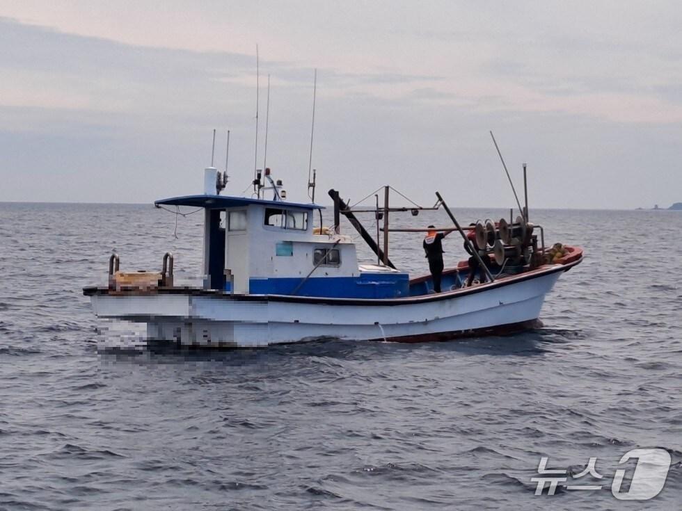 본문 이미지 - 11일 오후 제주 서귀포시 성산읍 인근 해상에서 홀로 조업 중이던 선장이 바닷물에 빠지는 사고가 발생해 어선이 사람 없이 바다를 항해하다가 발견됐다.&#40;서귀포해양경찰서 제공. 재판매 및 DB 금지&#41;