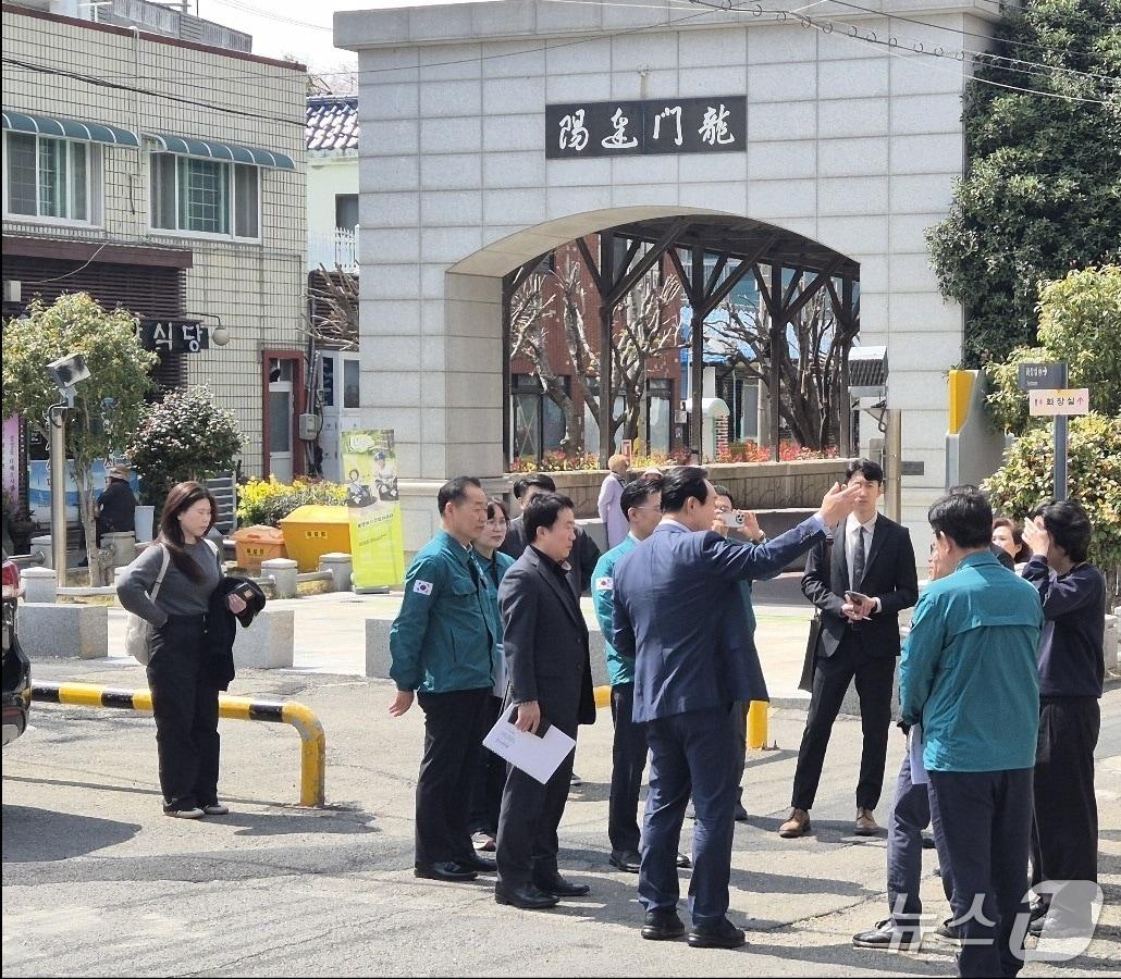 본문 이미지 - 국가유산청과 통영시 관계자들이 해저터널 현장을 답사하고 있다.(통영시 제공. 재판매 및 DB금지)