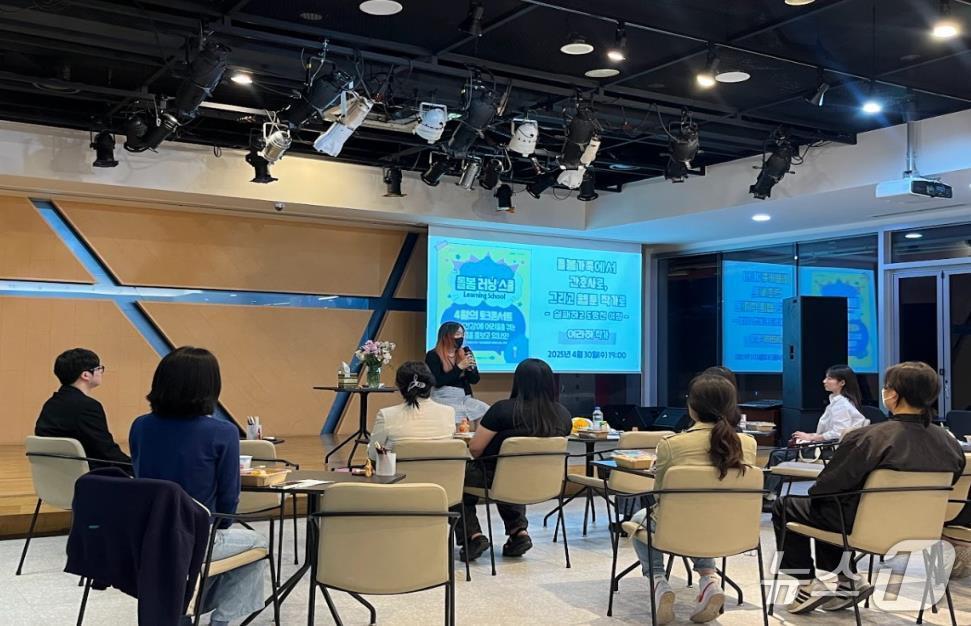 본문 이미지 -  홍대입구역 인근 청년문화공간JU에서 이라하 작가가 정신질환과 돌봄의 우선순위에 대해 이야기하고 있다.(서울복지재단 제공) 