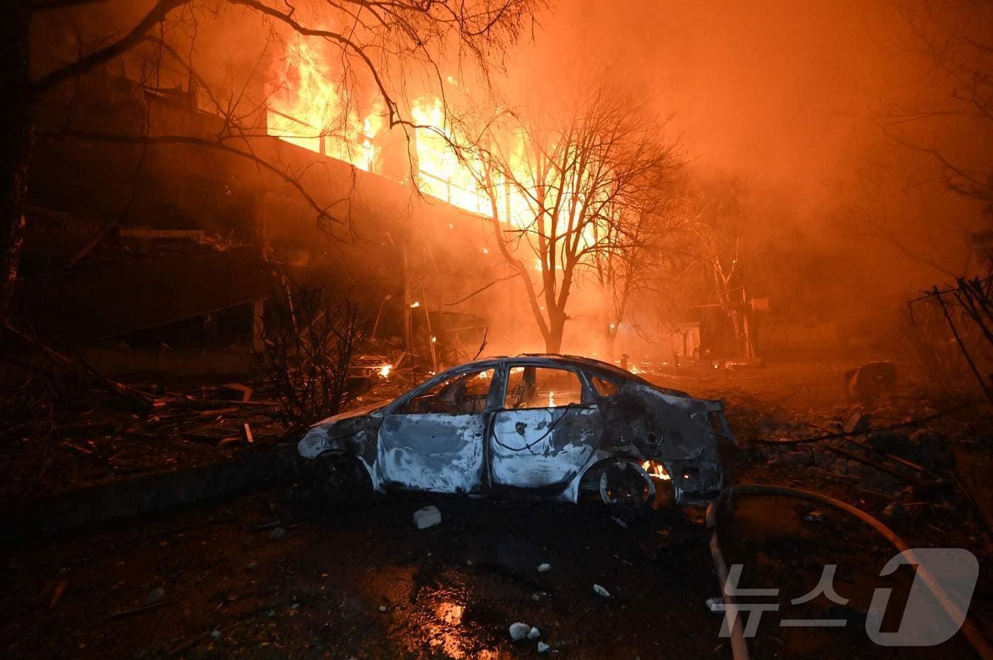 러시아의 드론 공격으로 우크라이나 하르키우에 있는 한 건물에 화재가 발생했다. 건물 앞에 불 탄 자동차가 보인다. 2025.06.11 ⓒ AFP=뉴스1 ⓒ News1 최종일 선임기자 &lt;자료사진&gt;