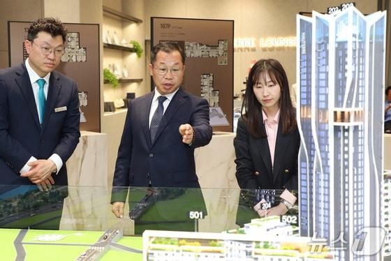 본문 이미지 -  정희민 포스코이앤씨 사장이 10일 서울 용산 정비창 전면1구역 재개발정비사업 홍보관을 둘러보고 있다.(포스코이앤씨 제공)