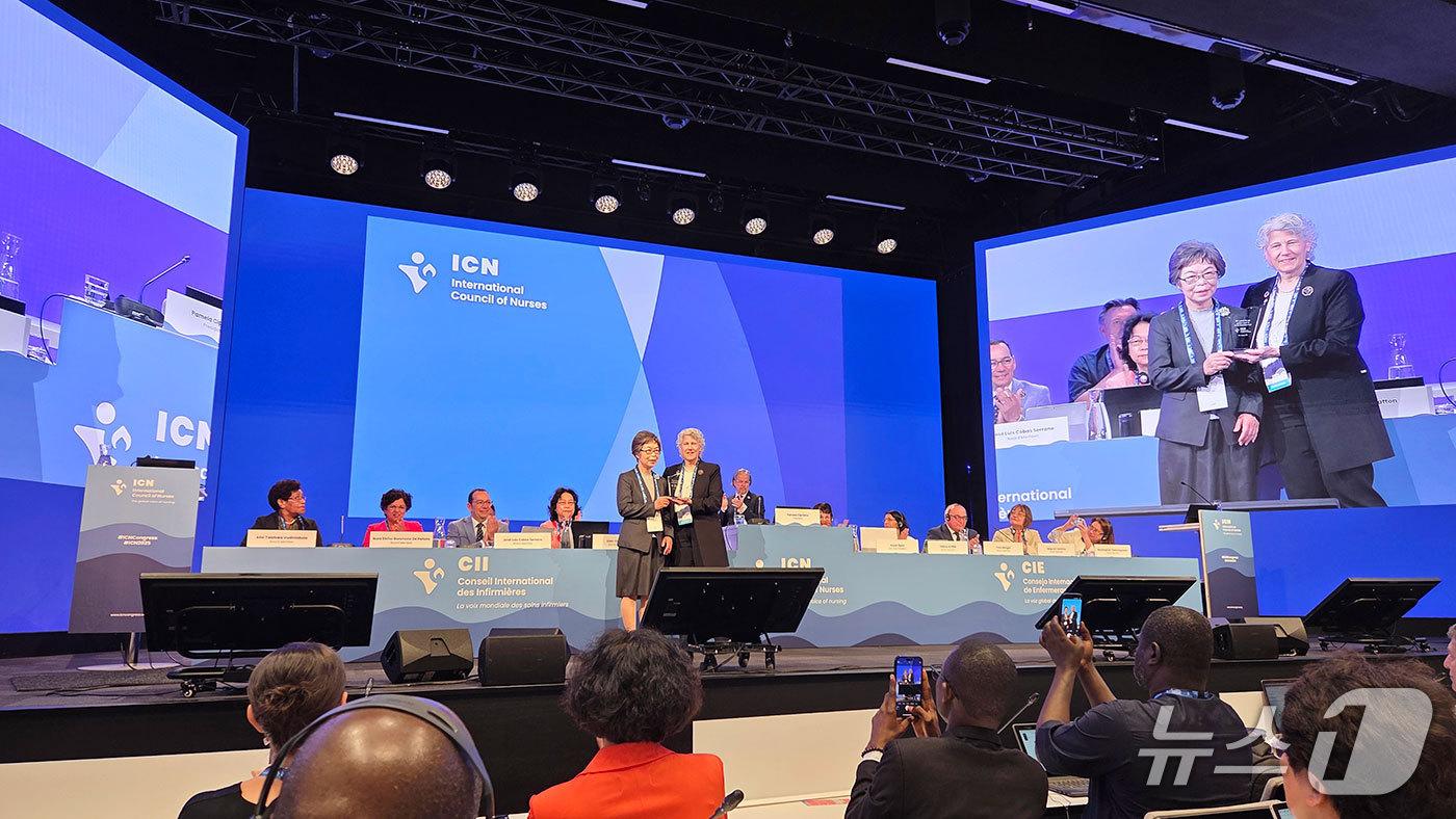 대한간호협회(간협)는 10일(현지시간) 핀란드 헬싱키에서 열린 국제간호협의회(ICN) 총회에서 ‘NNA 혁신상(NNA Innovation Award)’을 수상했다고 11일 밝혔다. (대한간호협회 제공)