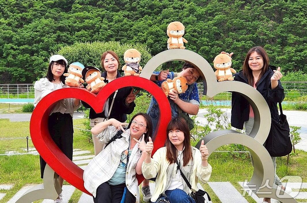 본문 이미지 - 대구 달서구 월광수변공원을 찾은 외국인 관광객들이 기념촬영을 하고 있다. (달서구 제공)