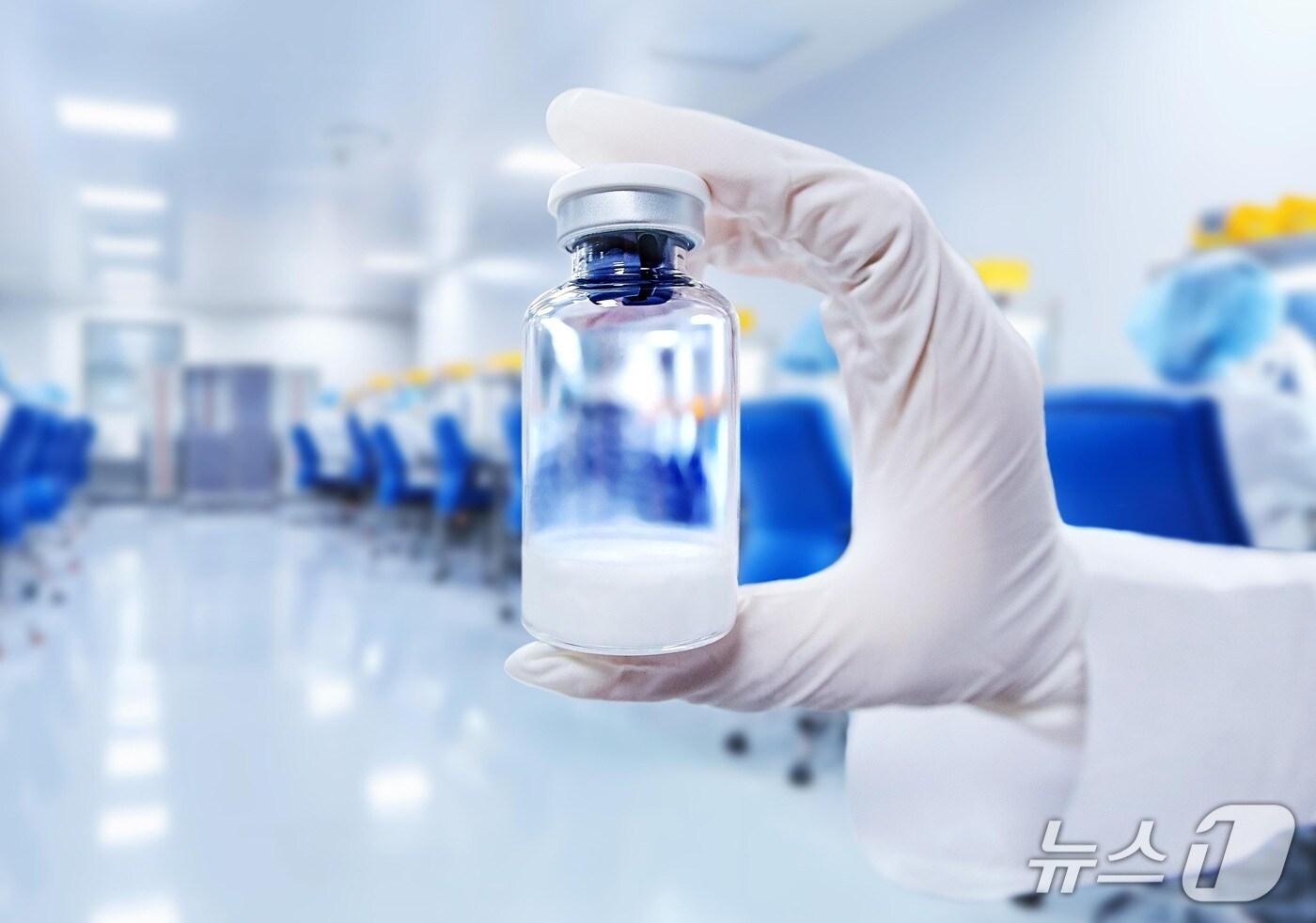 삼성바이오로직스 직원이 동결건조된 바이오의약품이 담긴 유리병(Vial)을 들고 있다.(삼성바이오로직스 제공)/뉴스1