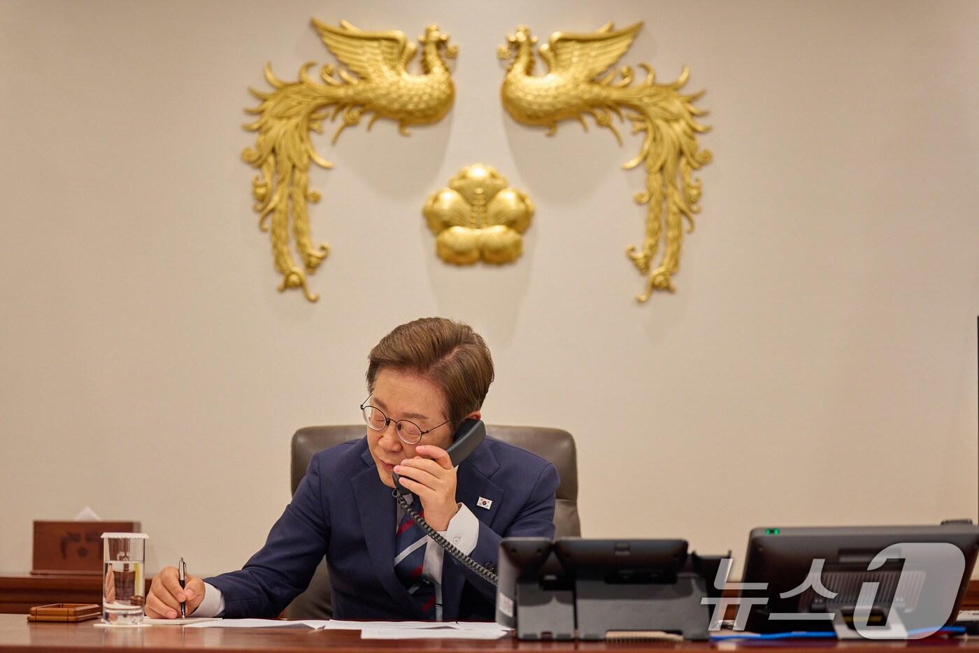 이재명 대통령이 11일 서울 용산구 대통령실 청사 집무실에서 페트르 피알라 체코 총리와 전화 통화를 하고 있다. (대통령실 제공. 재판매 및 DB 금지) 2025.6.11/뉴스1 ⓒ News1 박지혜 기자