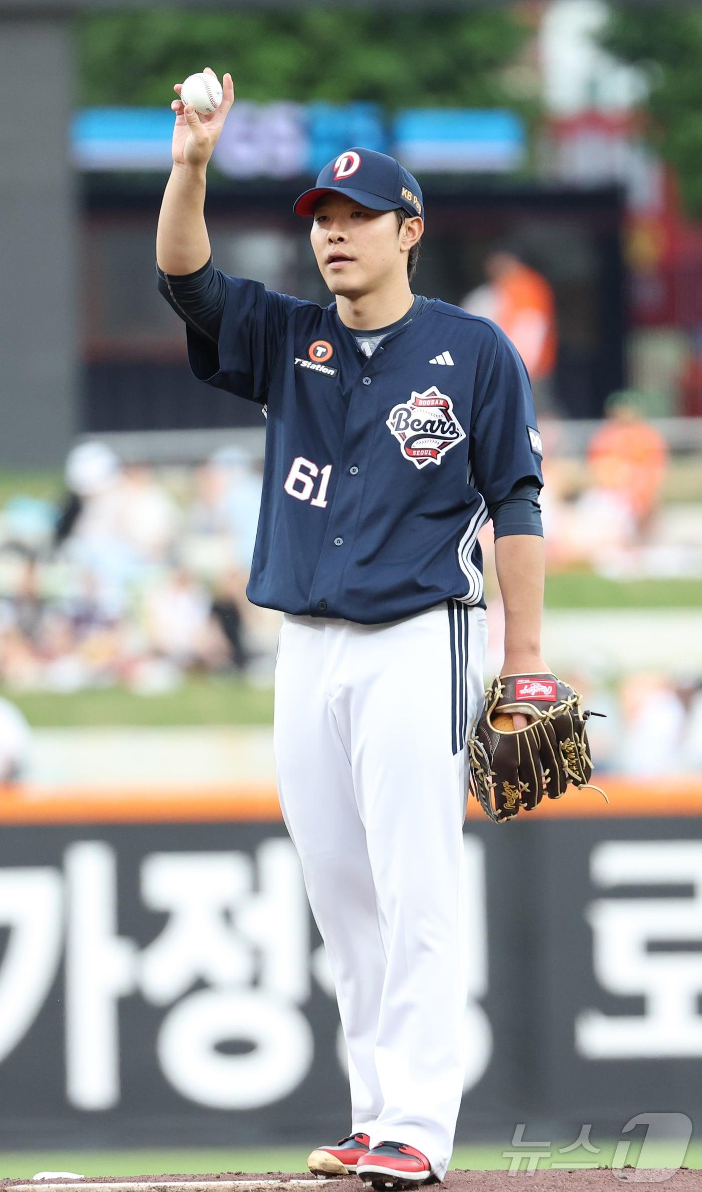 본문 이미지 - 11일 대전 한화생명볼파크에서 열린 &#39;2025 신한 SOL 뱅크 KBO리그&#39; 프로야구 한화이글스 대 두산베어스 경기에서 두산 선발 최원준이 볼 교체를 요구하고 있다 2025.6.11/뉴스1 ⓒ News1 김기남 기자