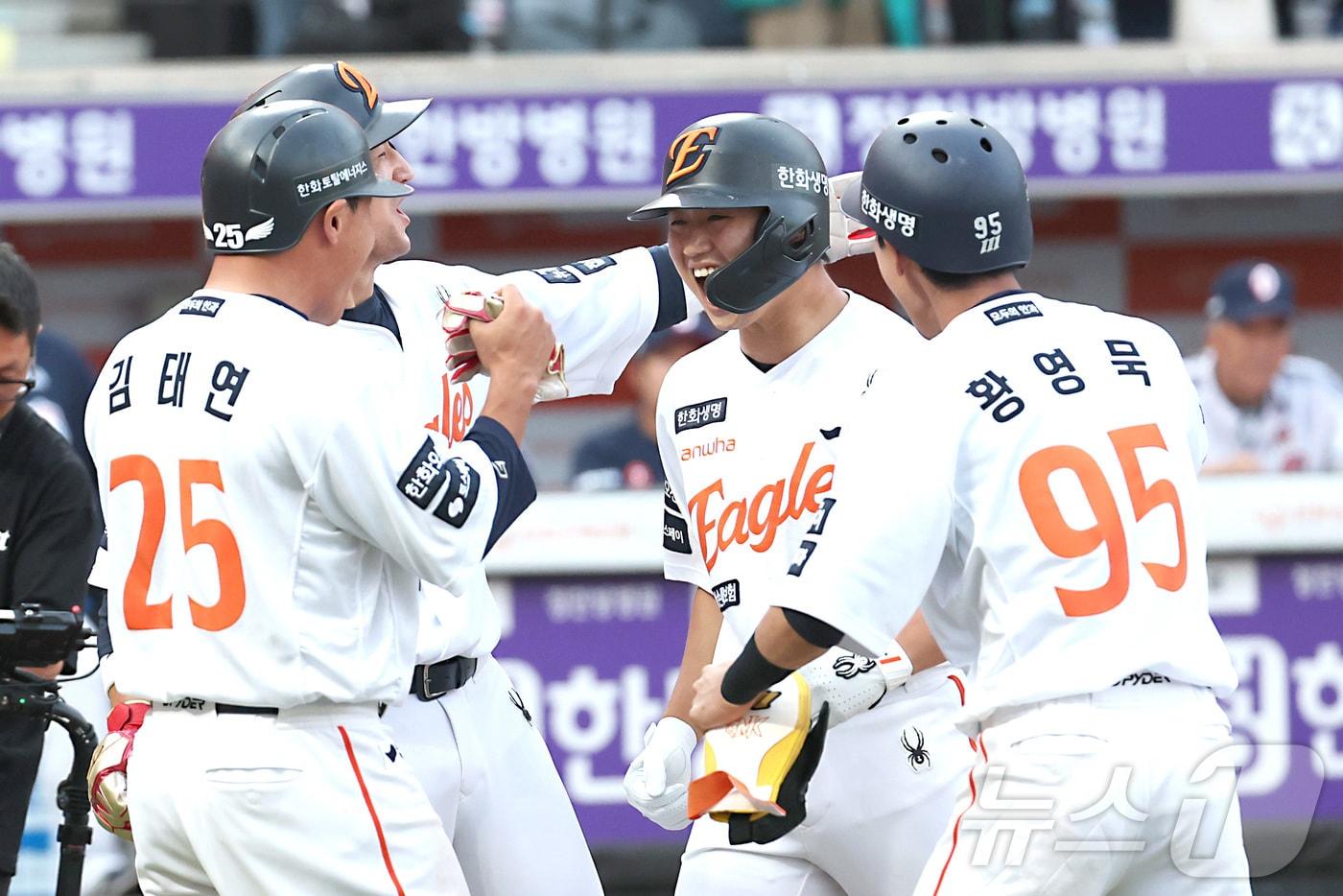 기뻐하는 한화 이글스 이원석&#40;오른쪽에서 두 번째&#41;. 2025.6.11/뉴스1 ⓒ News1 김기남 기자