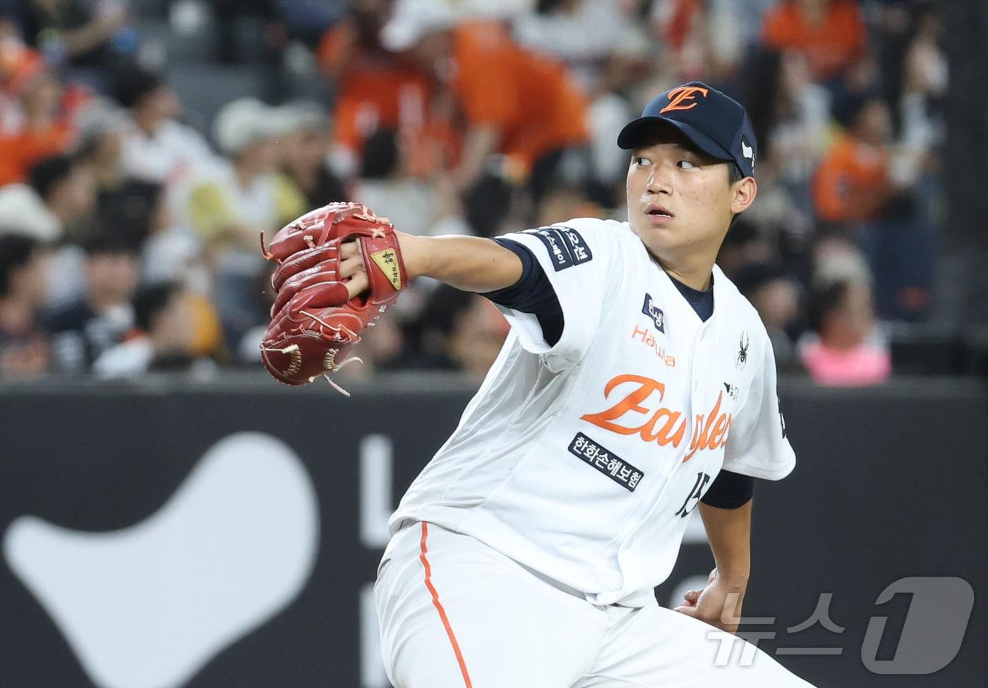 11일 대전 한화생명볼파크에서 열린 '2025 신한 SOL 뱅크 KBO리그' 프로야구 한화이글스 대 두산베어스 경기에서 한화 김기중이 마무리 투구를 하고있다. 2025.6.11/뉴스1 ⓒ News1 김기남 기자