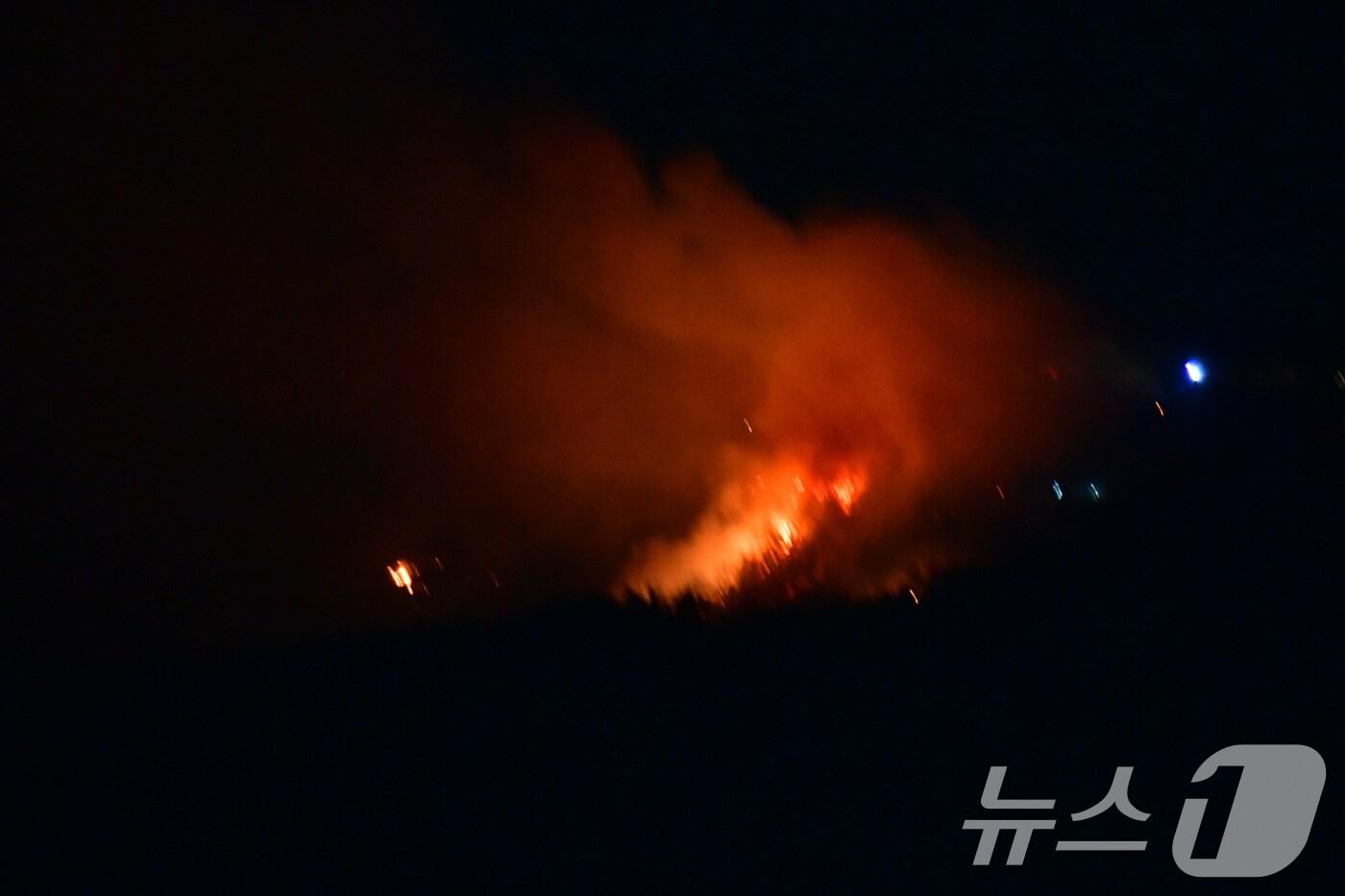 11일 오후 9시23분쯤 경북 포항시 북구 흥해읍 칠포리 곤륜산 정상 부근에서 원인을 알 수 없는 불이 났다. 신고를 받은 소방당국과 포항시가 산불전문진화대를 투입 진화작업을 벌이고 있다. ⓒ News1 최창호 기자