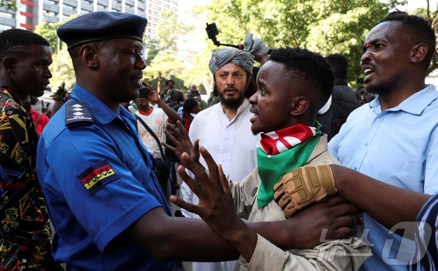블로거 알버트 오쥐왕 사망 이후 수도 나이로비 중앙경찰서 앞에서 시위에 나선 케냐 인권활동가들. 2025. 06. 12 ⓒ 로이터=뉴스1 ⓒ News1 박우영 기자