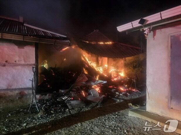 본문 이미지 -  서산 운산면 용장리 주택 화재 현장. (서산소방서 제공, 재판매 및 DB금지) / 뉴스1