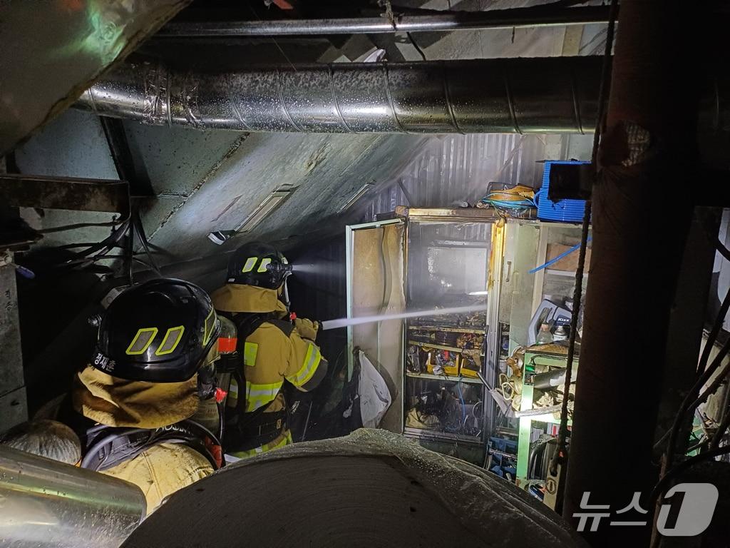 본문 이미지 - 홍성 결성면 금곡리 정미소 화재 현장. (홍성소방서 제공, 재판매 및 DB금지) / 뉴스1 