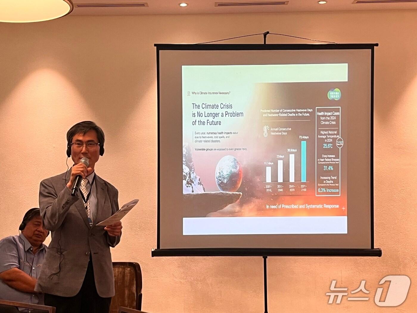 본문 이미지 - 박대근 경기도 환경보건안전과장이 세계지방정부연합 아시아·태평양지부(UCLG ASPAC) 회의 자리에서 '경기 기후보험'을 소개하고 있다.(경기도 제공, 재판매 및 DB 금지)
