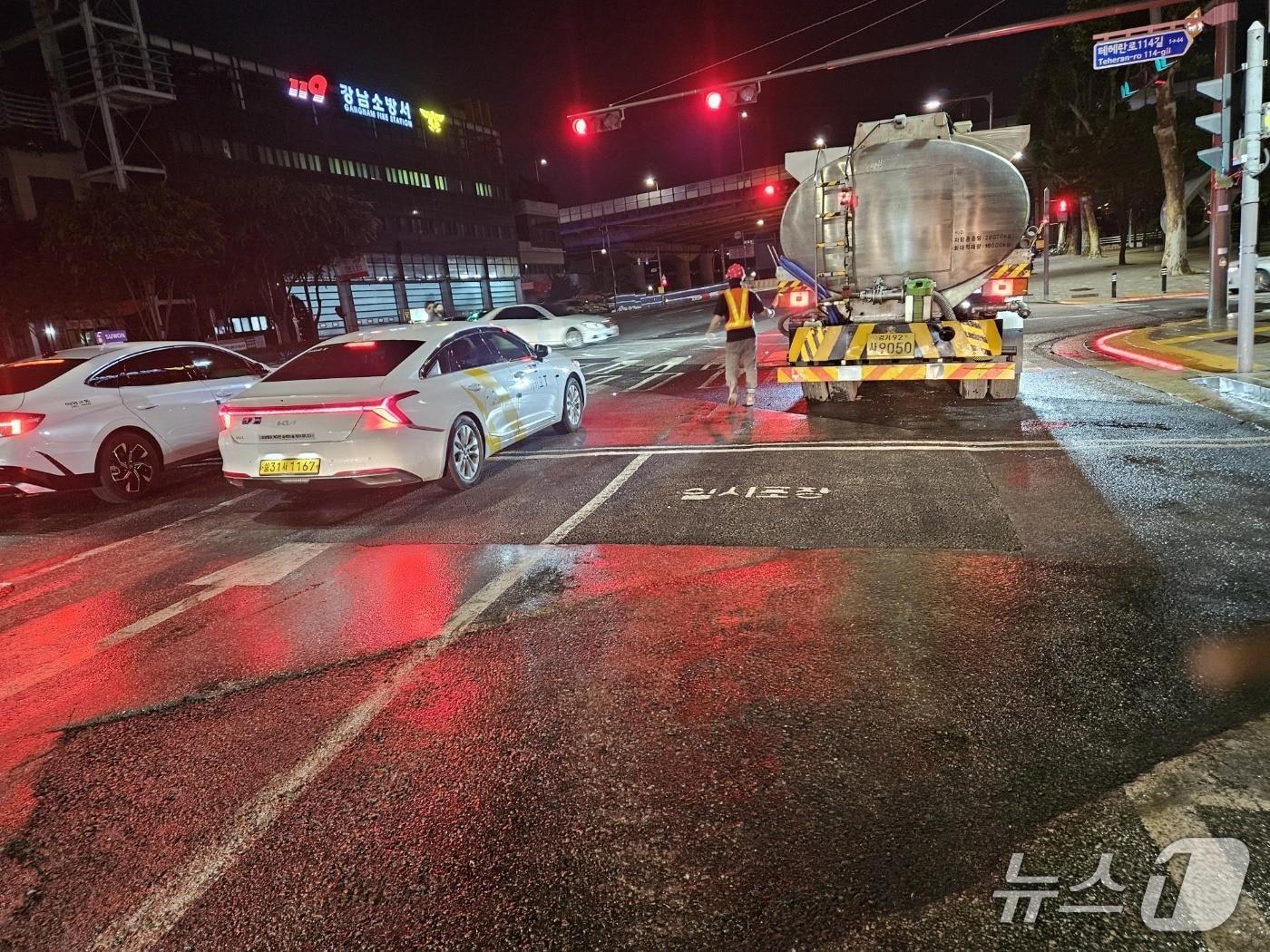 본문 이미지 - 서울 강남 테헤란로 동공 복구 현장 사진.(서울시 제공)