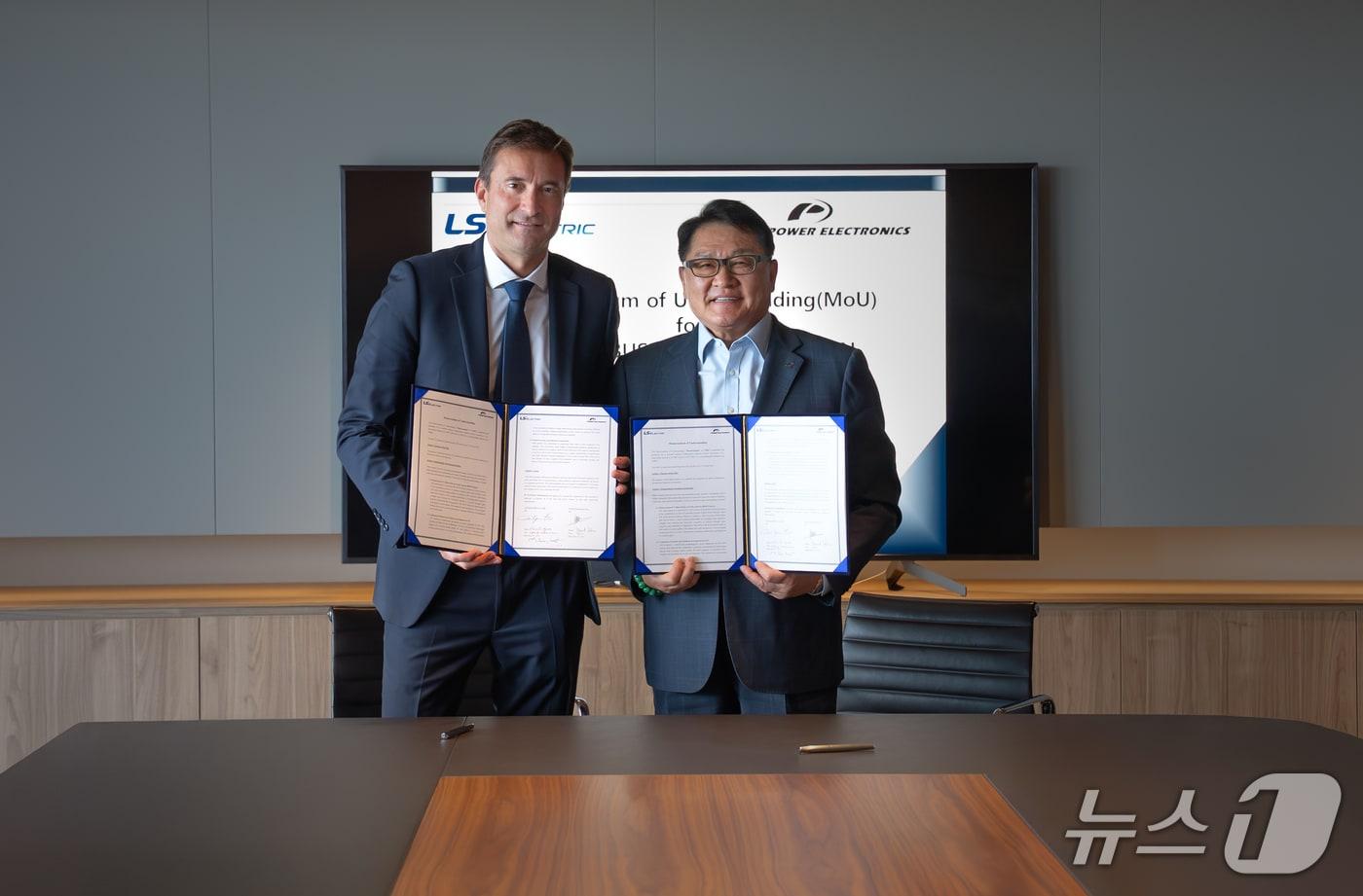 구자균 LS일렉트릭 회장(오른쪽)과 데이비드 살보 파워일렉트로닉스 CEO(왼쪽)이 MOU 체결 후 기념촬영을 하고 있다(LS일렉트릭 제공). ⓒ 뉴스1
