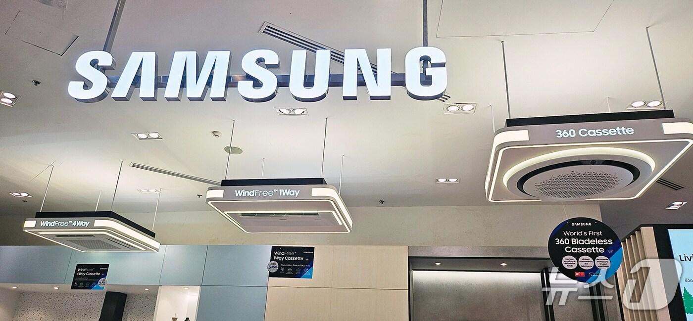 태국 방콕에 위치한 삼성전자 매장에 가정용 시스템에어컨 1Way 카세트 제품이 전시된 모습(삼성전자 제공). ⓒ 뉴스1