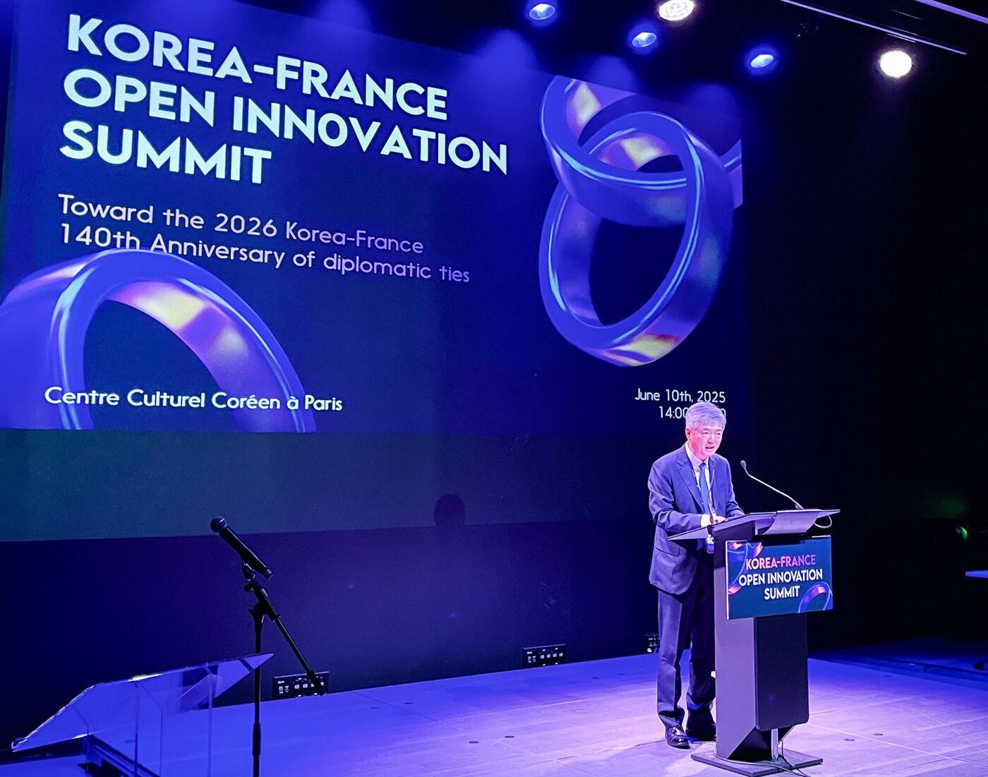 본문 이미지 - 이인호 무협 부회장이 한-프랑스 오픈이노베이션 서밋에서 개회사를 하고 있다(무협 제공)