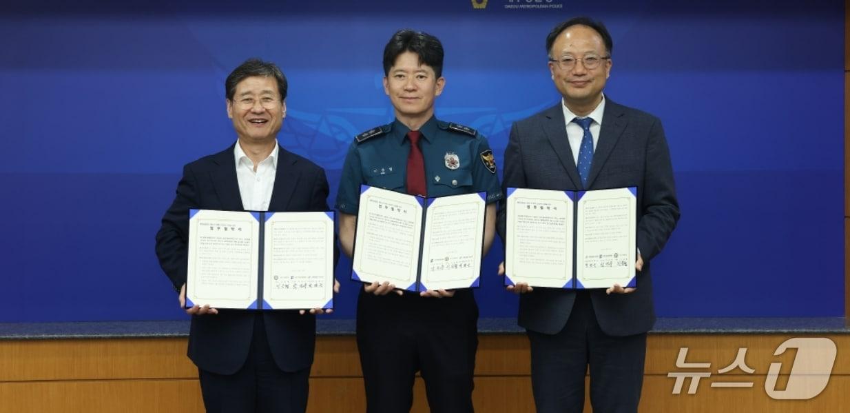 본문 이미지 - 박진우 대구신용보증재단 이사장(왼쪽부터)과 이승협 대구경찰청장, 박판근 대한법률구조공단 대구지부장이 불법금융 범죄 예방 및 피해 소상공인 지원을 위한 업무협약을 체결한 뒤 협약서를 펼쳐 보이고 있다.(대구신보 제공. 재판매 및 DB 금지)