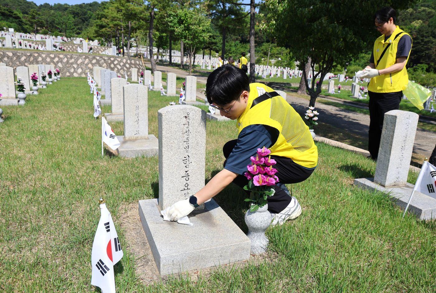  지난 6월 11일 오뚜기 봉사단이 국립서울현충원에서 묘역 관리 봉사활동을 하고 있다.(오뚜기 제공)