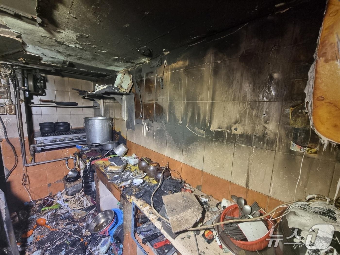 본문 이미지 - 11일 부산 금정구 서동 식당 화재 현장.(부산소방재난본부 제공. 재판매 및 DB 금지)