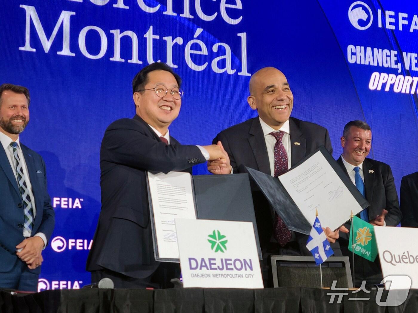 본문 이미지 - 이장우 대전시장과 크리스토퍼 스키트 퀘벡주 경제장관이 우주항공, 바이오, 반도체, 양자기술 4대 분야 연구혁신 협력 양해각서(MOU)를 체결하고 있다. (대전시공동취재기자단 제공 ,재판매 및 DB 금지)/뉴스1