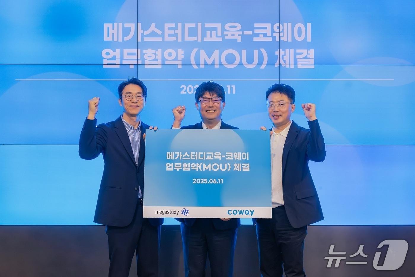 김순태 코웨이 경영관리본부장(왼쪽)과 김명곤 코웨이라이프솔루션 대표이사(오른쪽), 윤정훈 메가스터디교육 러셀학원사업본부장(가운데)이 업무협약 후 기념 촬영을 하고 있다.(코웨이 제공)