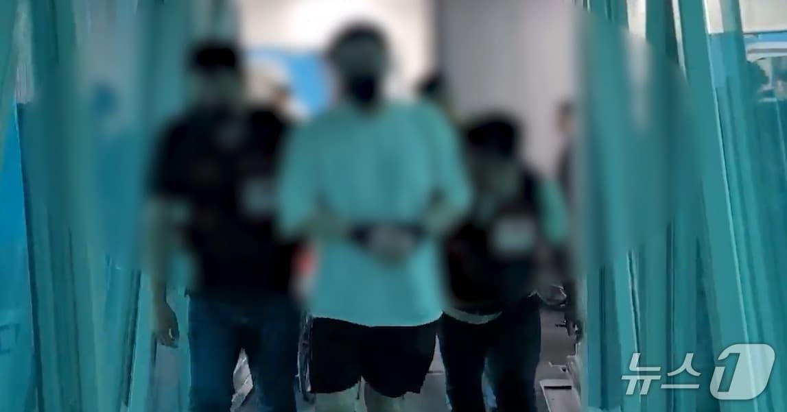 본문 이미지 - A 씨 강제 송환 현장. (경기남부경찰청 제공. 재판매 및 DB 금지) 2025.6.12/뉴스1